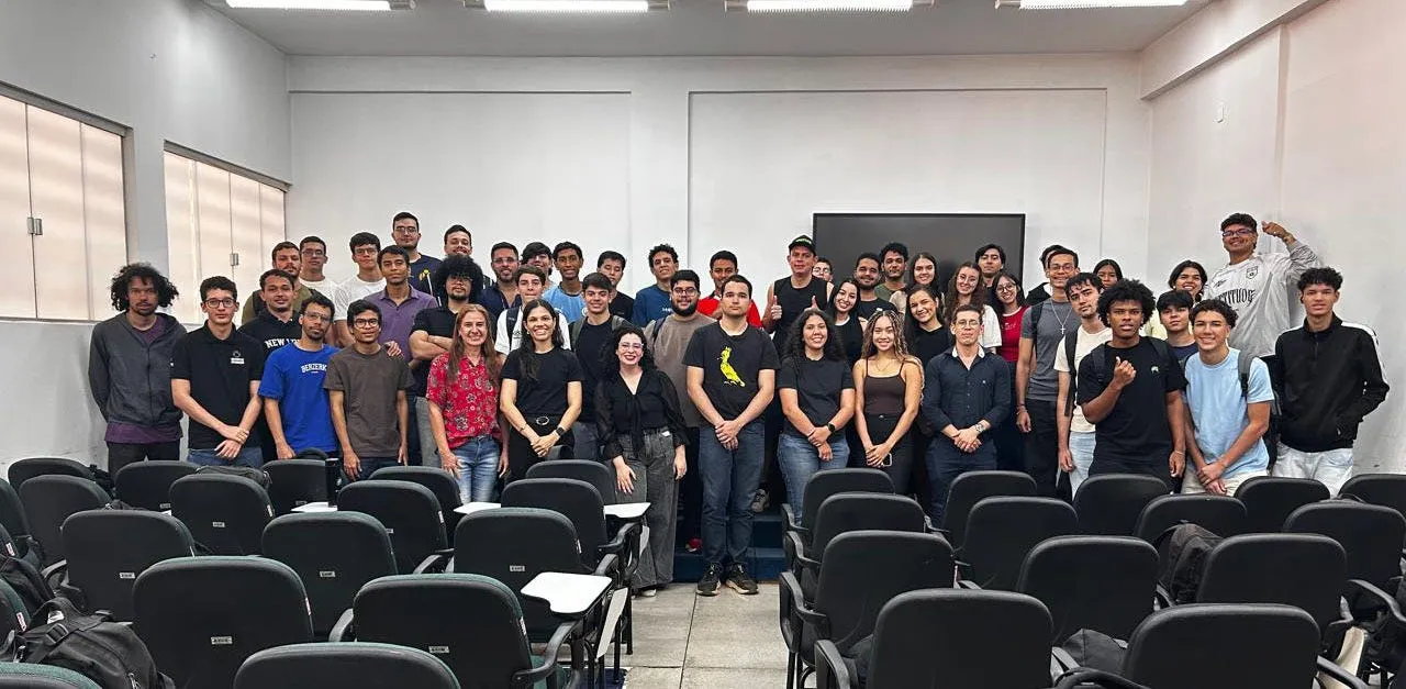 Estudantes da Unitins reunidos com Luiz Carvalho após a palestra sobre IA e carreira em Palmas