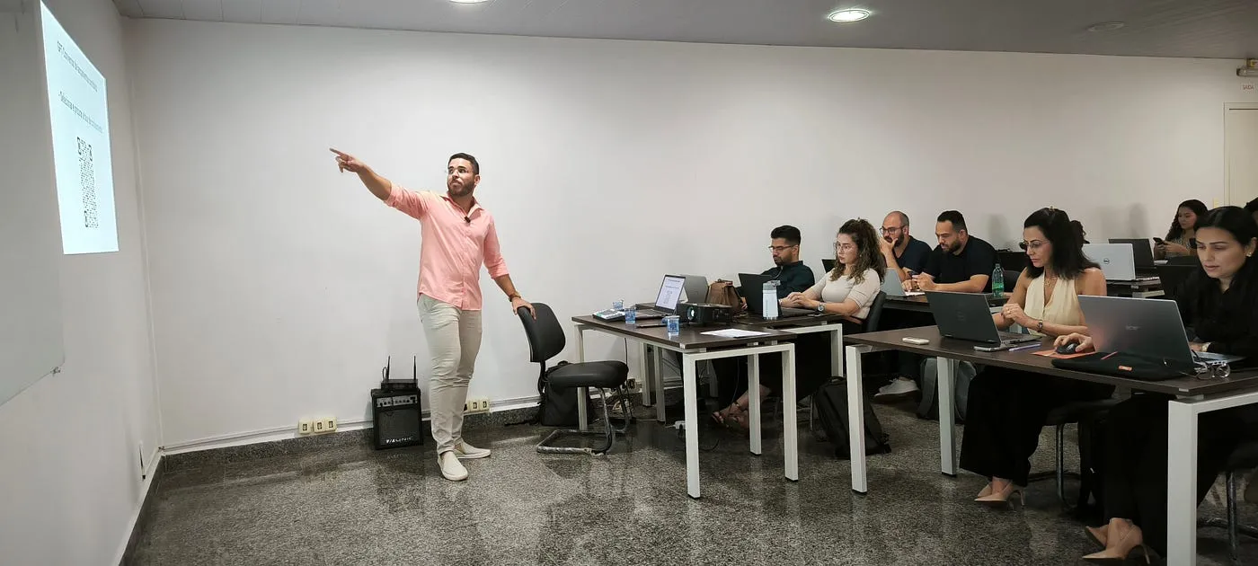 Luiz Carvalho ministrando o curso IA para Negócios Contábeis no CRC-TO