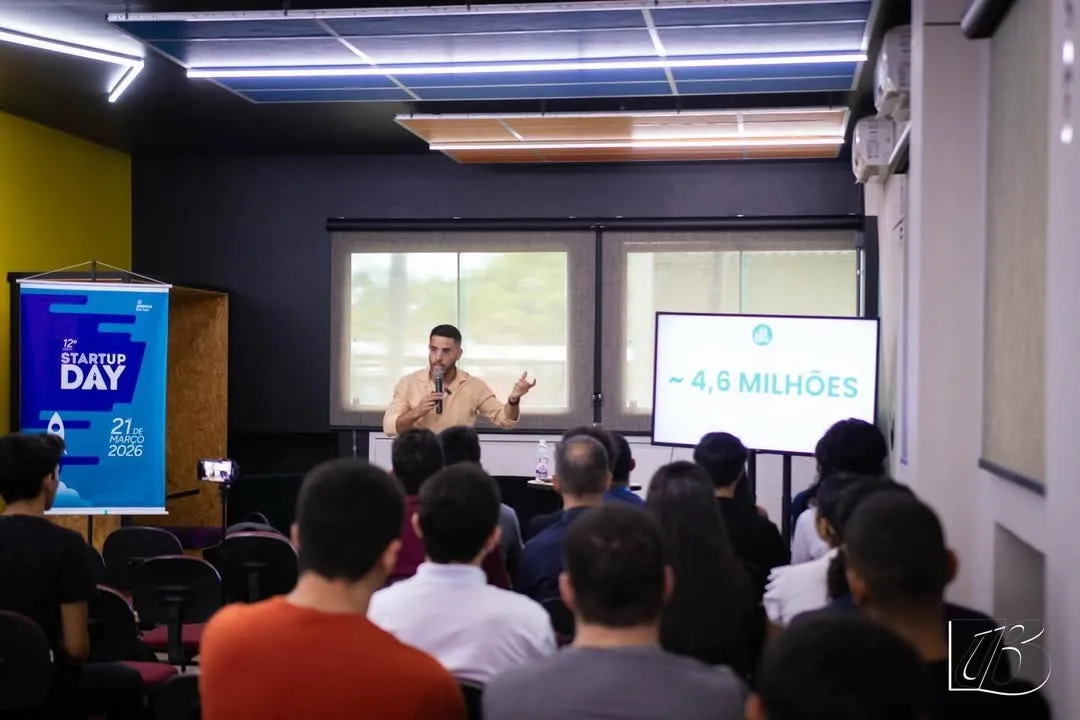 Luiz Carvalho palestrando no Startup Day, com o slide de 4,6 milhões ao fundo