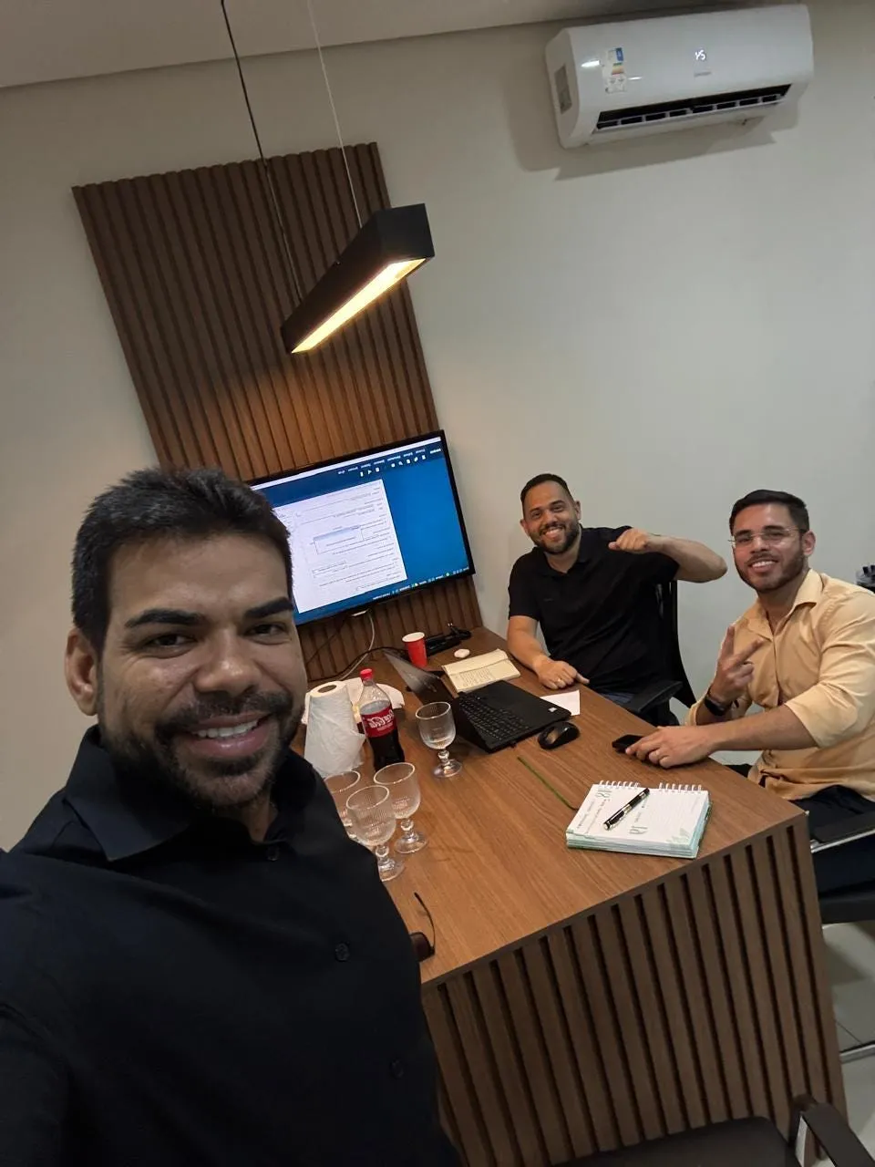Luiz Carvalho e profissionais da contabilidade trabalhando na construção do agente de IA