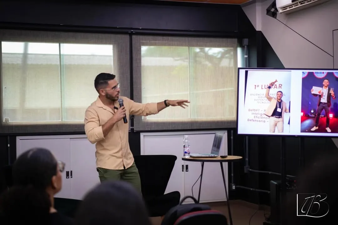 Luiz Carvalho apresentando o case premiado do DefGPT no Startup Day