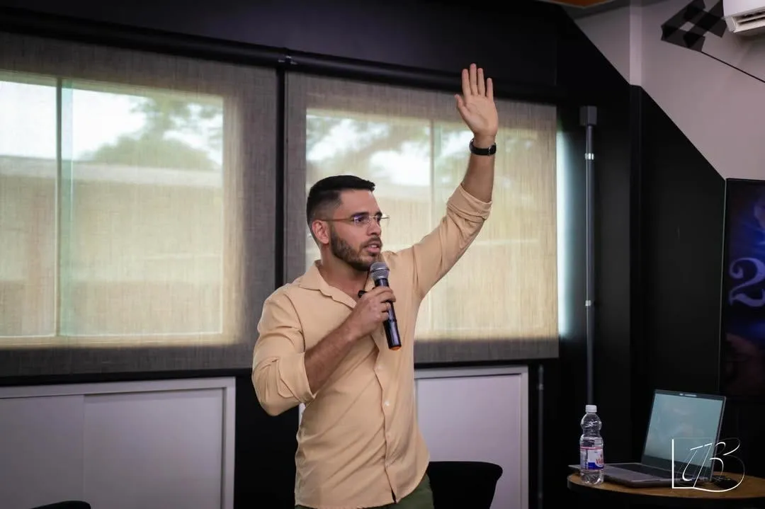 Luiz Carvalho interagindo com a plateia do Startup Day em Balsas