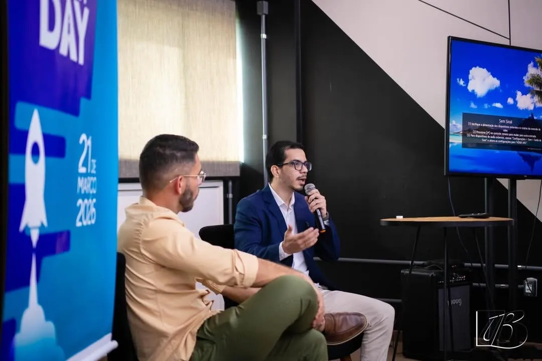 Luiz Carvalho e um convidado conversando no palco do Startup Day