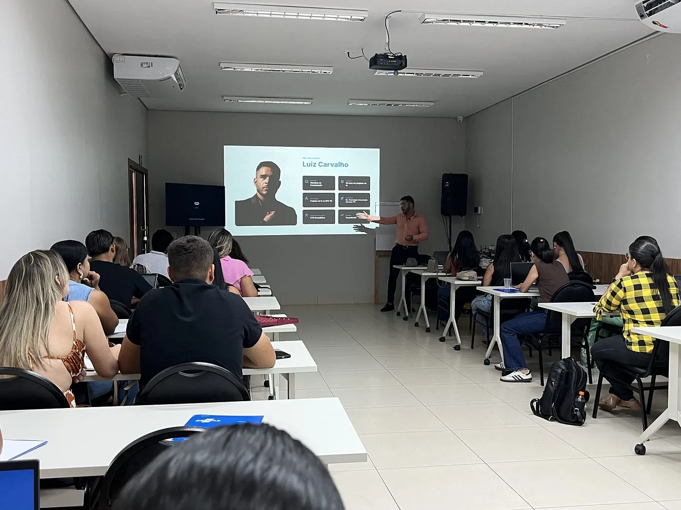 Empresários de Gurupi acompanhando a palestra IA na Prática, realizada com o Sebrae